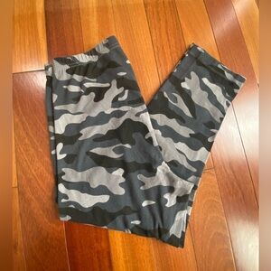 Old Navy camo capri Leggings size Medium Yoga Workout